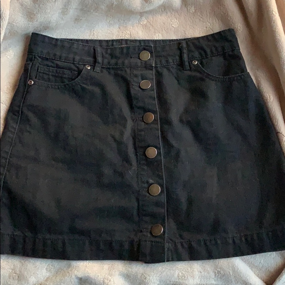 ✨3/$15 or 4/$20✨ F21 black denim button down skirt